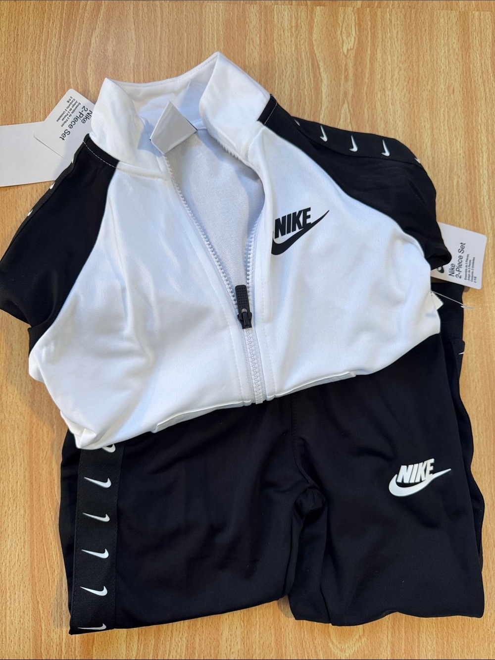 Nike Kids Set - SIZE: Small (4/5)